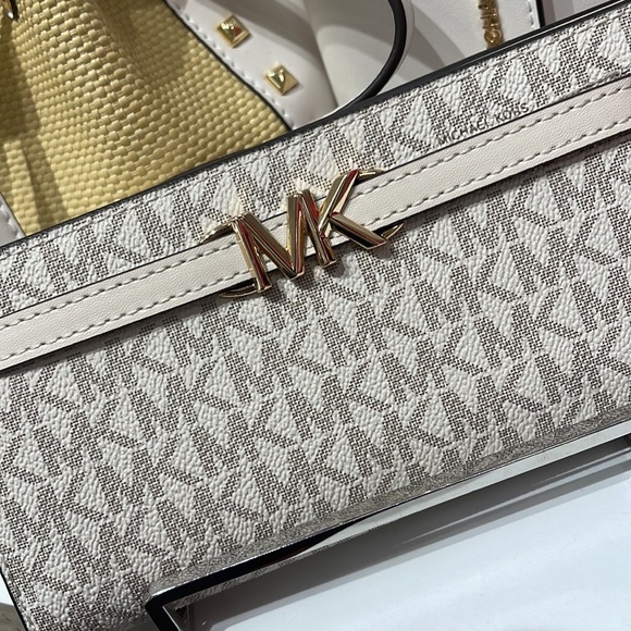 MICHAEL KORS
Reed Large Snap Signature Wallet
35S3G6RE3B
Lt Cream Multi
NWT - Picture 13 of 16